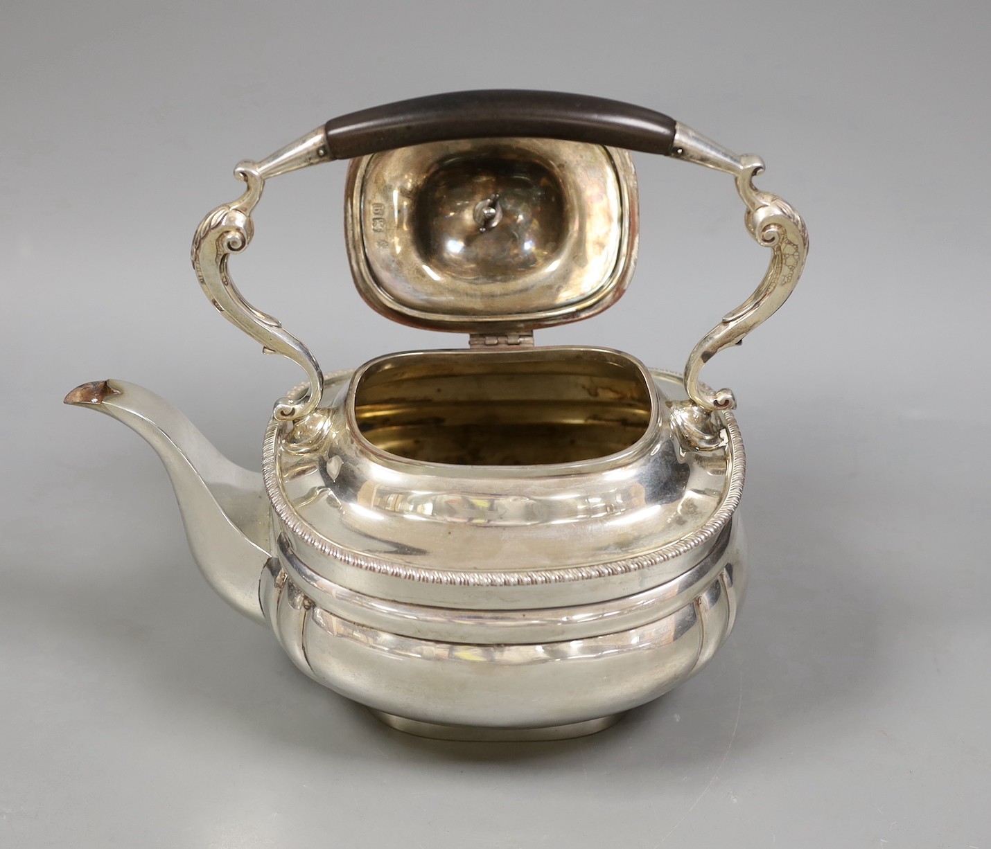 A George V silver tea kettle, lacking stand and burner, Charles Stuart Harris & Sons, London, 1911, gross 22.7oz.